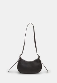 Borsa a tracolla in pelle nera con forma hobo curva, dotata di chiusura con zip e di una sola tracolla. Superficie testurizzata sottile e dettagli in metallo.