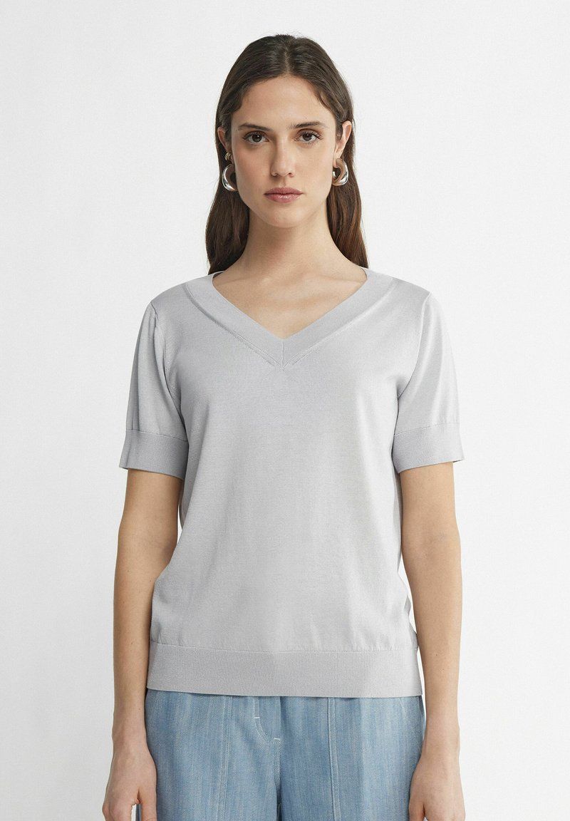 Hellgrauer, kurzärmeliger V-Ausschnitt-Pullover mit glatter Textur und geripptem Saum. Verfügt über eine lockere Passform und minimale Nahtdetails.
