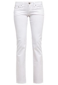 Jean slim blanc avec cinq poches, fermeture par bouton et rivets métalliques sur fond blanc uni.
