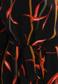Schwarzer Stoff mit floralem Muster in Rot- und Orangetönen, akzentuiert mit grünen und braunen Stielen. Enthält ein gebundenes Taillendetail.
