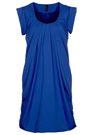 Robe bleue à manches courtes avec un col rond et des détails en tissu plissé à l'avant, s'étendant sous le genou.