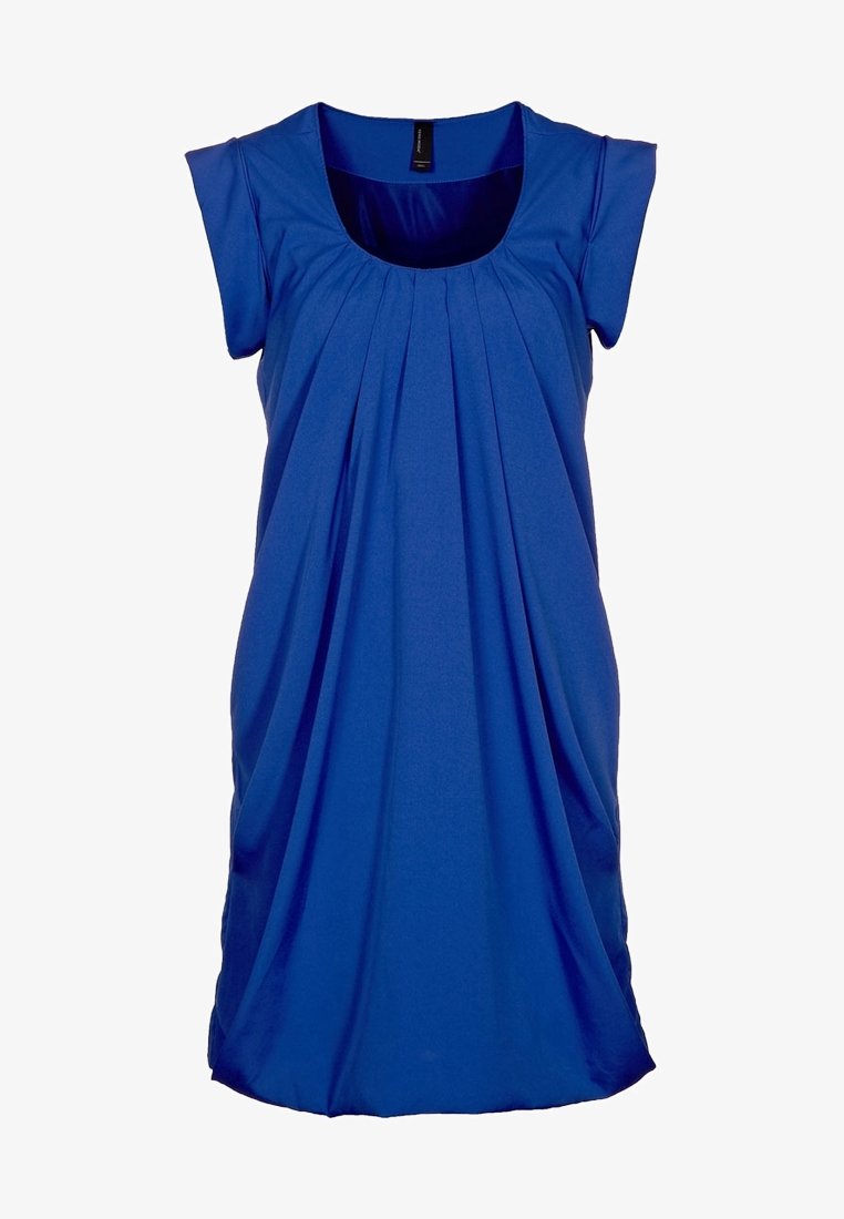 Robe bleue à manches courtes avec un col rond et des détails en tissu plissé à l'avant, s'étendant sous le genou.