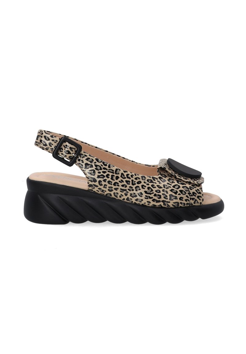 Leopard print slingback sandal med en rund tå, sort accent og en tekstureret platformsål, der har en spænde strop for et sikkert fit.