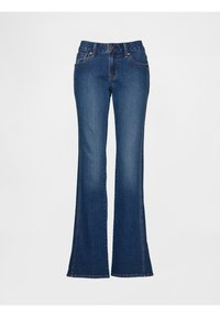 Jean bootcut en denim bleu avec bouton à l'avant, fermeture éclair et style cinq poches sur fond blanc.