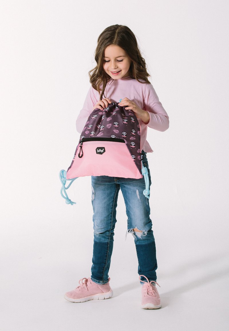 Šňůrkový batoh v tmavě fialové barvě se vzorem lebky a peří, růžovým dnem, kapsou na zip a světle modrými šňůrkami.