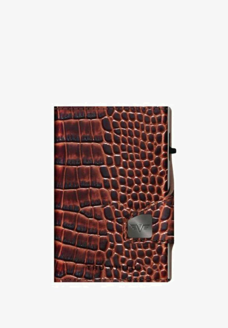 Portafoglio in pelle marrone con motivo coccodrillo, con un accento metallico del logo, caratterizzato da bordi cuciti e una chiusura sicura. Design sottile e rettangolare.