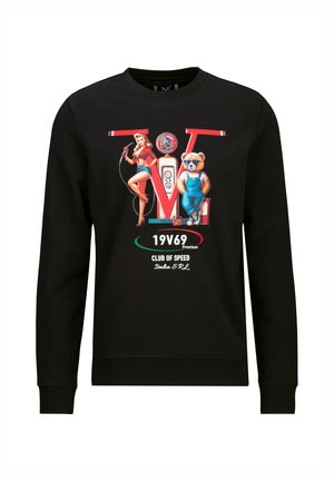 Zwarte sweater met kleurrijke afbeelding van een pin-up meisje en teddybeer bij een benzinepomp, tekst "19V69 Premium Club of Speed Italia S.R.L."