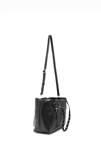 Borsa a spalla in pelle nera con tracolla regolabile, accessori in argento, tasca frontale con zip e dettagli borchiati. Texture liscia, forma rettangolare.