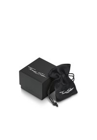 Scatola di gioielli nera con una finitura liscia, dotata di un logo bianco "Thomas Sabo", accompagna un sacchetto in satin nera con cordoncino abbinato.