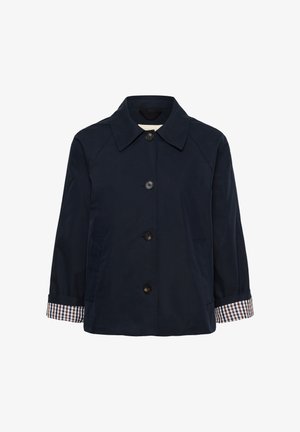 Marineblauwe button-up jas met brede kraag en omgeslagen mouwen die blauw, wit en rood geruite voering tonen.