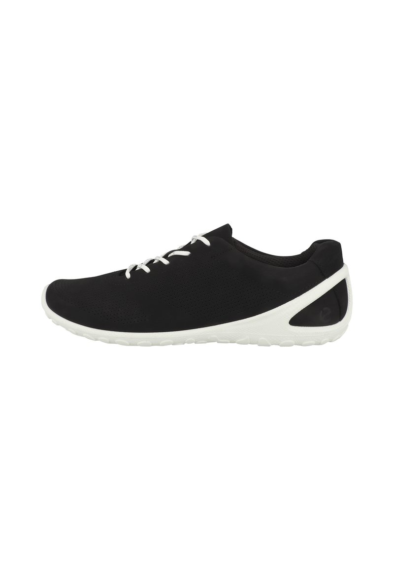 Schwarze Sportschuhe besitzen ein glattes Obermaterial mit Perforationen, weiße Schnürsenkel und eine kontrastierende weiße Sohle mit einem strukturierten Design.