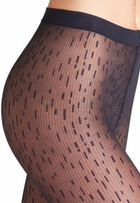 Schwarze gemusterte Strumpfhosen mit einer gerippten Textur und vertikalen Streifen auf einem transparenten Hintergrund. Der Bund ist solide und elastisch.