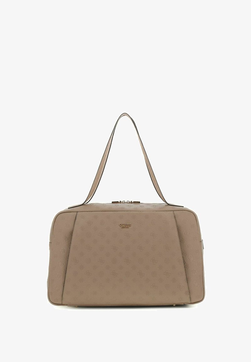 Sac à main beige Guess avec motif de logo embossé, anse simple, forme rectangulaire et nom de marque métallique à l'avant.