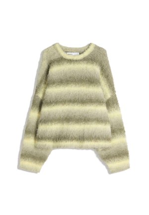 Mäkký, huňatý sveter s dlhým rukávom s horizontálnymi pruhmi v odtieňoch tlmených žltých a šedej farby, s okrúhlym výstrihom.