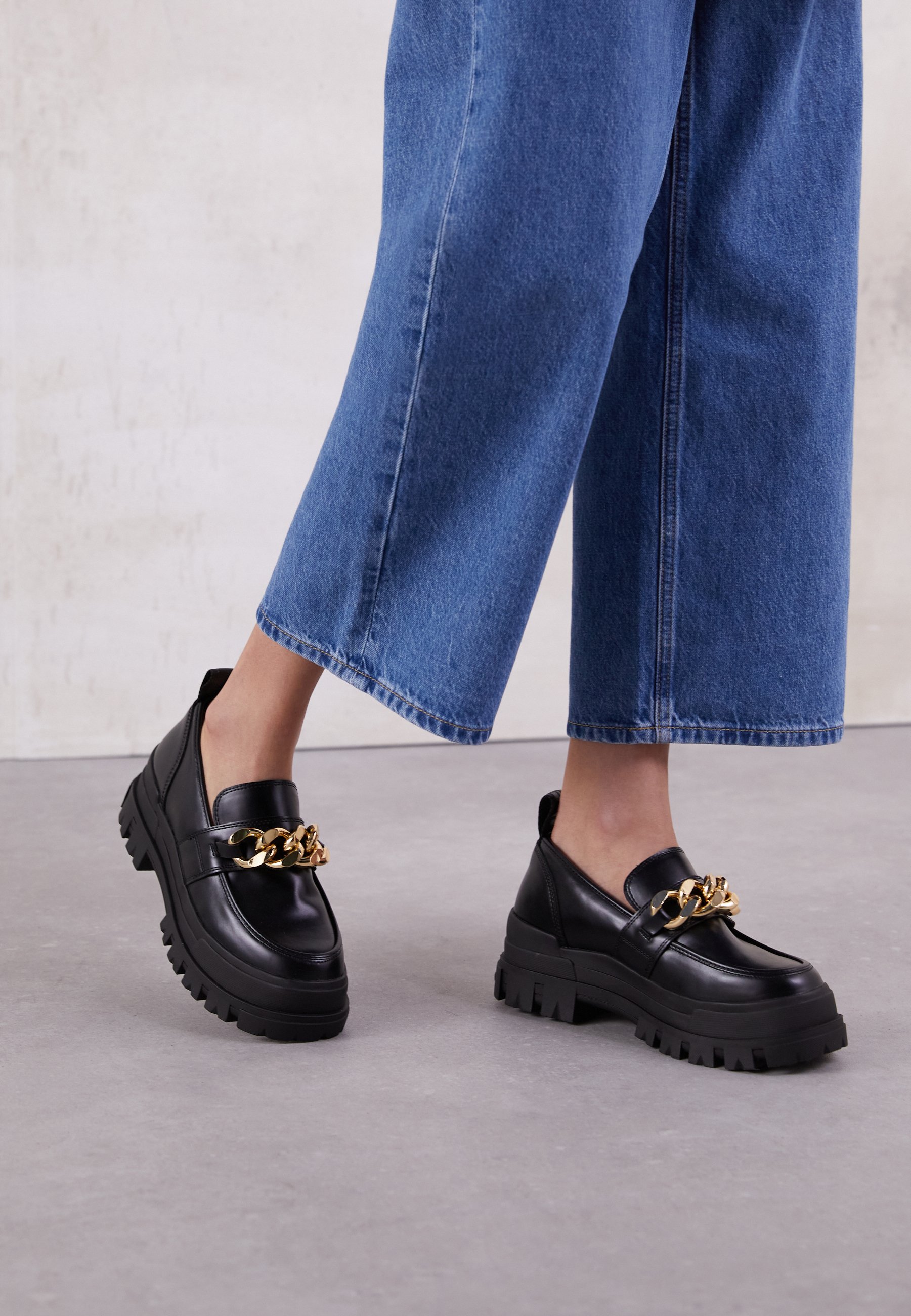 Buffalo VEGAN ASPHA LOAFER CHAIN 