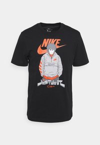 Svart bomull t-shirt med en grafisk design av en karaktär i en grå hoodie med orange detaljer och Nike-logotypen, i fet stil.