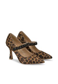 Zapatos de tacón alto de piel de leopardo, con punta afilada, tejido texturizado, una tira decorativa de cuentas negras y un tacón stilettos medio.
