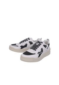 Sko med en overdel i hvid læder, sorte accenter, teksturerede mønstre og en tyk, cremefarvet sål. Har polstret tunge og snørebånd.