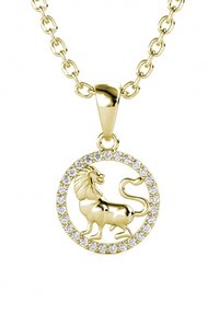 Gouden ketting met een ronde hanger met een leeuwontwerp, omringd door heldere rhinestones, aan een dikke ketting.