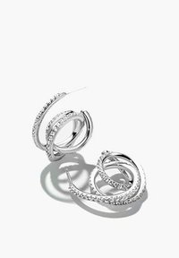 Orecchini a spirale argentati con più anelli, caratterizzati da una fila di cristalli trasparenti lungo un bordo, creando accenti riflettenti e texture.