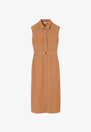 Jum dress tanpa lengan berwarna cokelat muda dengan kerah, penutupan kancing di bagian depan, dua saku dada, dan sabuk yang dilengkapi dengan gesper melingkar.