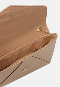 Goldene Brieftasche im Umschlag-Stil mit Satinoberfläche, ausgestattet mit einem einzelnen Fach, Druckknopfverschluss und einer abnehmbaren Kette.