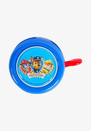 Blauer Plastikbecher mit einem roten Henkel, der eine bunte Cartoon-Grafik von drei Hunden aus "Paw Patrol" auf einem leuchtend blauen Hintergrund zeigt.