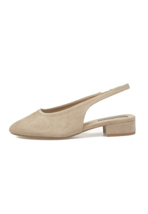 Zapato slingback de ante beige con tacón bajo de bloque y punta cerrada y puntiaguda, mostrado sobre un fondo blanco.