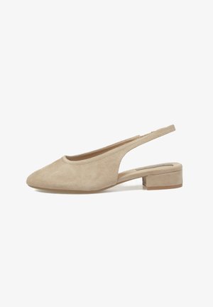 Zapato slingback de ante beige con tacón bajo de bloque y punta cerrada y puntiaguda, mostrado sobre un fondo blanco.
