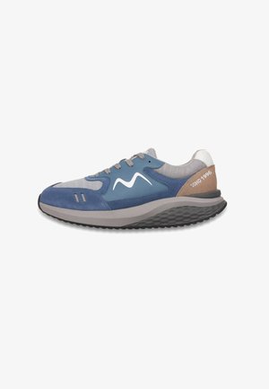 Sneakers in suede blu e mesh con accenti grigi. Presentano un design ondulato bianco, lacci grigi e una suola nera testurizzata.