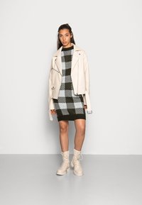 Noisy May NMJULIE L/S HIGH NECK - Vestido de malha - rosin sugar swizzle