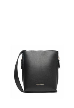 Czarna skórzana torba na ramię z regulowanym paskiem i złotym logo "Gino Rossi" na przodzie na białym tle.