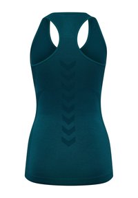 Turquoise sporttanktop met een racerback ontwerp, voorzien van een gestructureerd chevronpatroon op de middenrug en een aansluitende pasvorm.