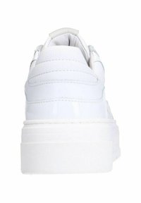 Weißer Sneaker mit strukturiertem Obermaterial, gepolstertem Kragen und dicker Gummisohle. Verfügt über klare Linien und ein minimalistisches Design.