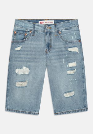 Short en denim bleu clair à coupe slim avec des zones usées, design à cinq poches, fermeture par bouton et étiquette de la marque Levi's à l'intérieur de la ceinture.