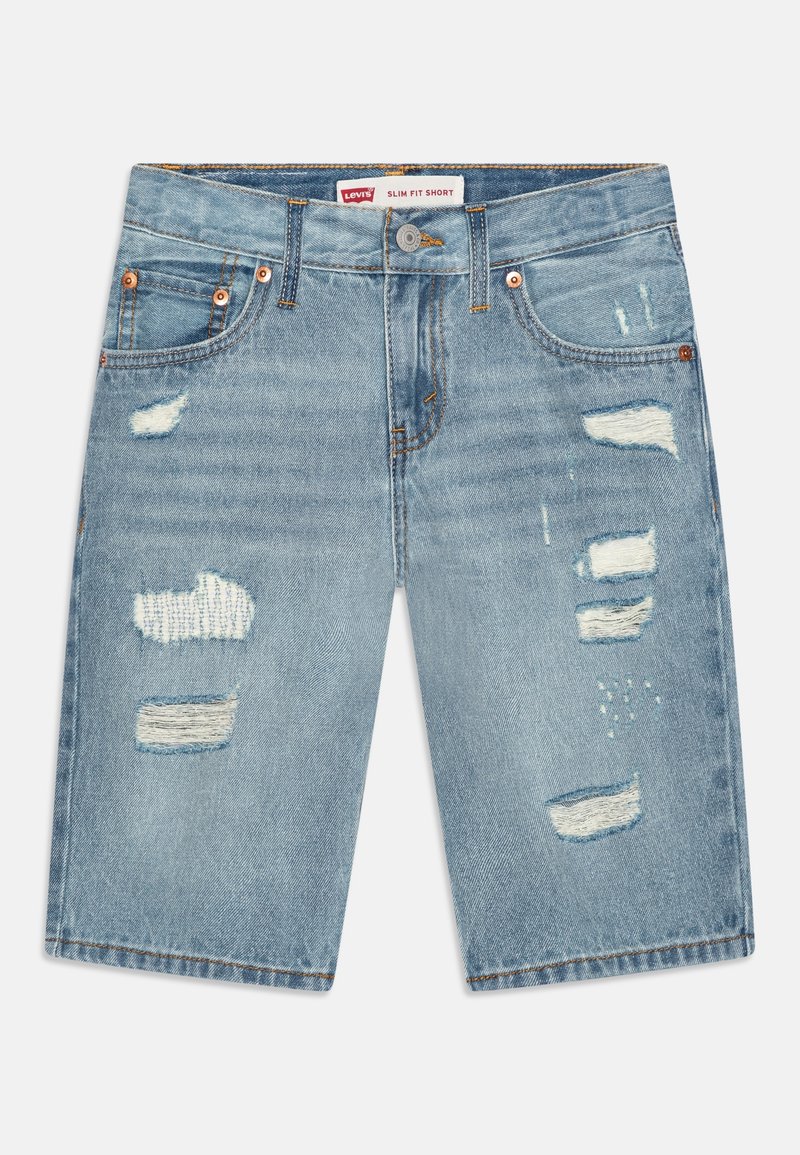 Short en denim bleu clair à coupe slim avec des zones usées, design à cinq poches, fermeture par bouton et étiquette de la marque Levi's à l'intérieur de la ceinture.