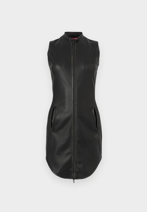 Fekete ujjatlan ruha magas gallérral, elülső cipzáras záródással, két oldalsó zsebbel és sima bőrre emlékeztető textúrával.