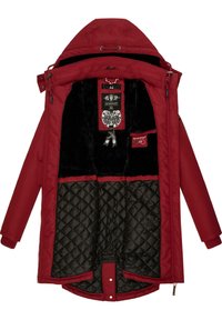 Veste rouge avec capuche, dotée d'une douce doublure en fausse fourrure noire, d'un intérieur matelassé noir et de diverses étiquettes à l'intérieur. Fermeture éclair.