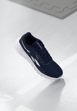 Baskets de sport marine avec un dessus texturé, des accents blancs et une semelle rembourrée. Présente un design à lacets et un logo sur la languette.