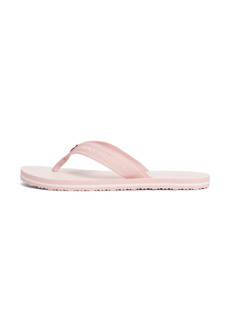 Flip-flop roz cu un suport texturat pentru picior, curele din material moale și o talpă din cauciuc cu mici proeminențe pentru aderență. Logo-ul imprimat pe curea.