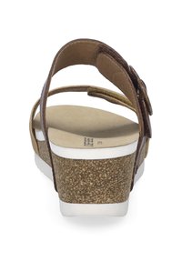 Bruine lederen sandaal met een achterband, kurk-structuur op de wiggenhak, witte zool en een ronde accentdetail nabij de band.