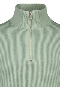 Grön randig pullover med hög hals och en kort dragkedja framtill. Slät textur, modern design, passar för avslappnad användning.