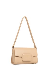 Beige leren schoudertas met een rechthoekige vorm, magnetische flapsluiting, verstelbare schouderband en accenten in goudkleurige hardware.