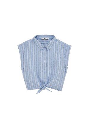 Jasnoniebieska koszula bez rękawów zapinana na guziki, z białymi pionowymi paskami i wiązaniem z przodu przy dolnym brzegu.