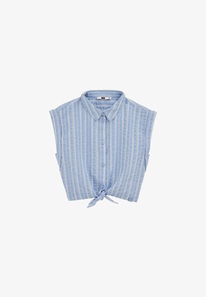 Camicia azzurro chiaro senza maniche con bottoni e strisce verticali bianche, annodata sul davanti all'orlo.