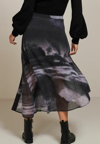 Next ASYMMETRIC HEM - REGULAR FIT - Susiaučiamas sijonas - blue black abstract print