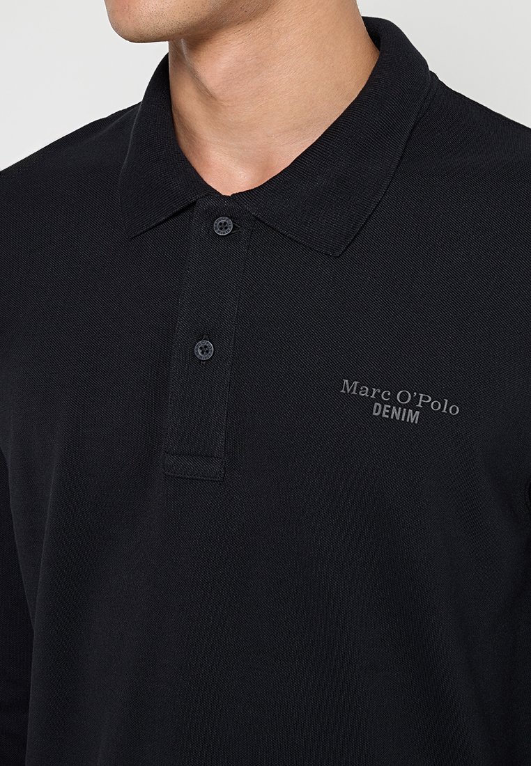 Schwarzes Poloshirt aus strukturiertem Stoff, mit einem Drei-Knopf-Leisten und dezentem Logodruck auf der Brust.