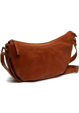 Bruine leren schoudertas met een gebogen vorm, ritssluiting aan de bovenkant en een verstelbare schouderband. Glad oppervlak en minimale hardware accenten.