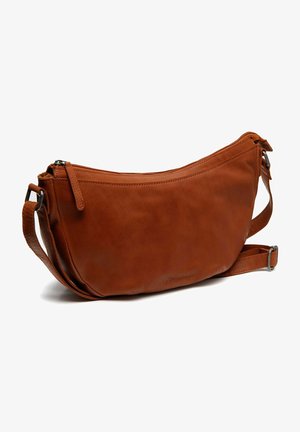 Bolso de hombro de cuero marrón con forma curvada, parte superior con cremallera y correa ajustable. Textura suave y acentos de hardware mínimos.