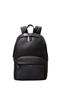 Zaino nero con un esterno liscio, caratterizzato da una tasca frontale testurizzata decorata con un motivo a logo e spallacci in tessuto resistente.